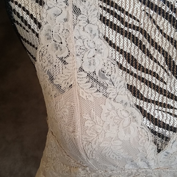 XXI LACE Camisole - Picture 2 of 5
